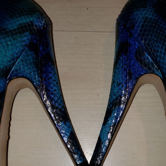 Vince Camuto Blue Snakeskin and leather pumps - Picture 4 of 8